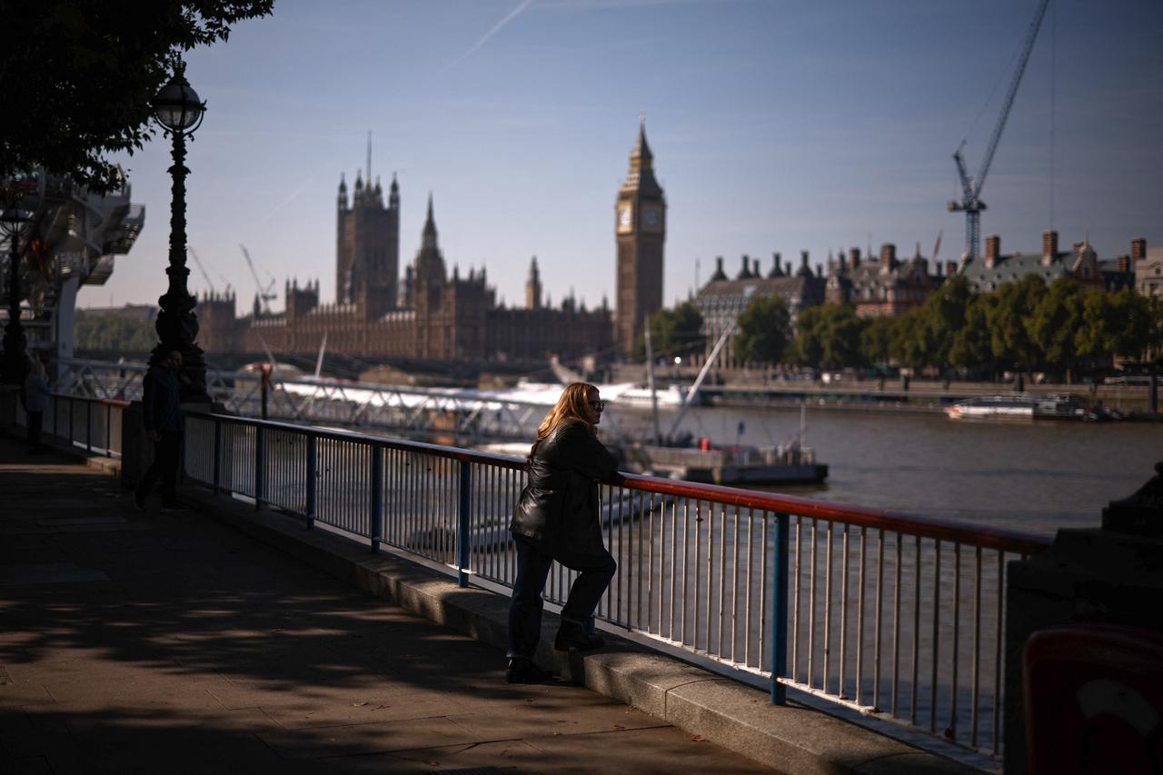 A person looks toward the River Thames, with the Elizabeth Tower, commonly known as ‘Big Ben’ in the background, in London on September 29, 2025. (AFP Photo)