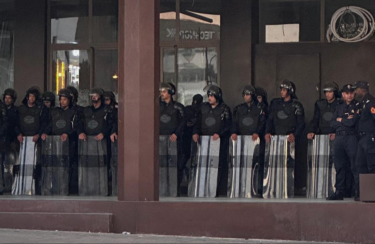 Güvenlik güçleri, 27-28 Eylül 2025'te “Gen Z” protestolarını önlemek için çeşitli Fas şehrine müdahale ediyor. Sosyal medyadaki çağrılara yanıt verdikten sonra birkaç aktivist ve gösterici tutuklandı. (Instagram üzerinden fotoğraf: @thevoiceofmorocco)