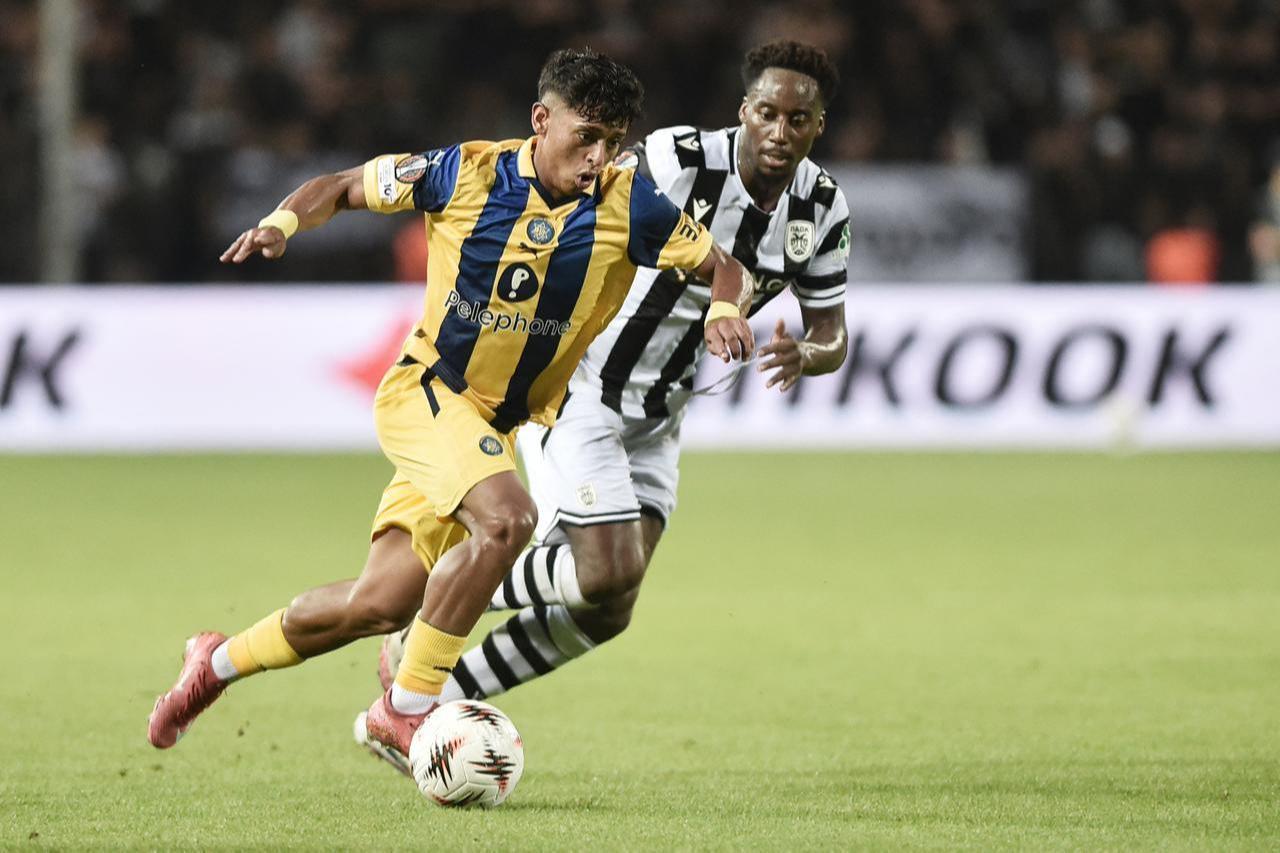 Israeli club Maccabi Tel Aviv’s Kervin Andrade (L) challenges PAOK’s Abdul Rahman Baba (R) during their UEFA Europa League match in Thessaloniki, Greece, September 24, 2025. (AFP Photo)