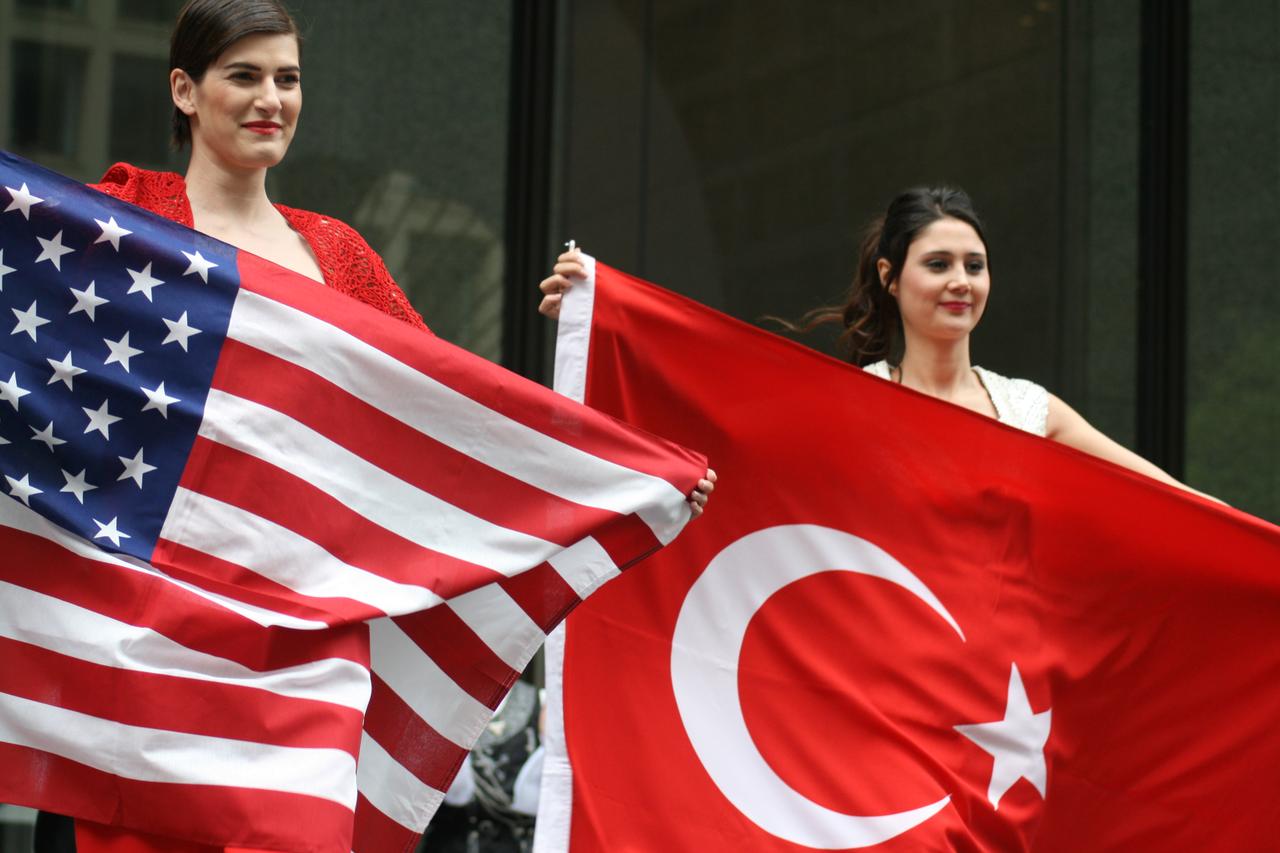Turkish girls holding the flags of the United States and Türkiye, May 28, 2009. (Photo via Wikimedia)