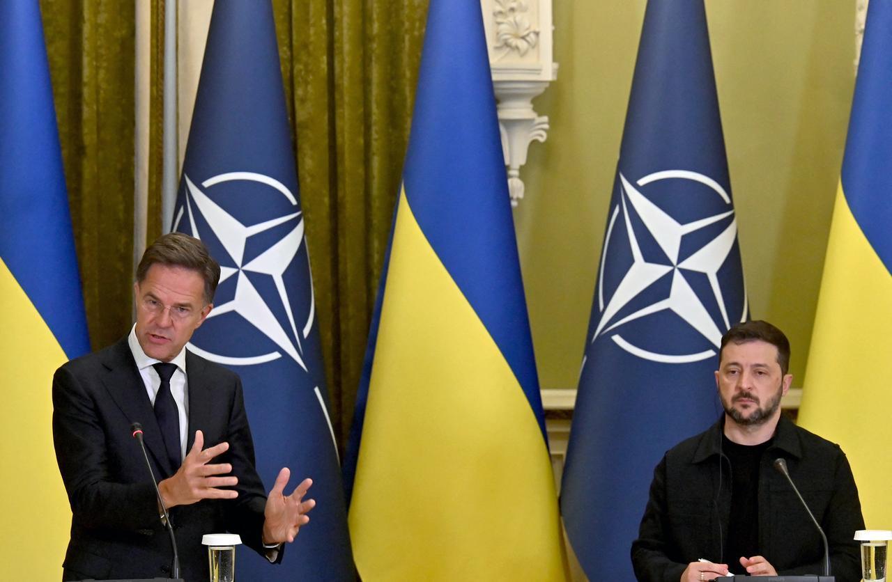 Ukraine's President Volodymyr Zelenskyy (R) and Secretary General of NATO Mark Rutte give a press conference following their talks in Kyiv on August 22, 2025. (AFP Photo)