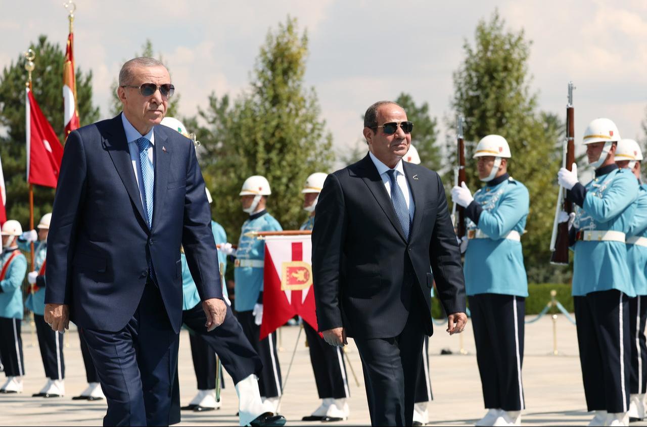 Cumhurbaşkanı Recep Tayyip Erdoğan (L), Mısır Cumhurbaşkanı Abdel Fattah El-Sisi'yi (2. L) Ankara, Türkiye'deki Başkanlık Kompleksi'nde resmi bir törenle 04 Eylül 2024'te memnuniyetle karşılıyor. (AA Fotoğraf)