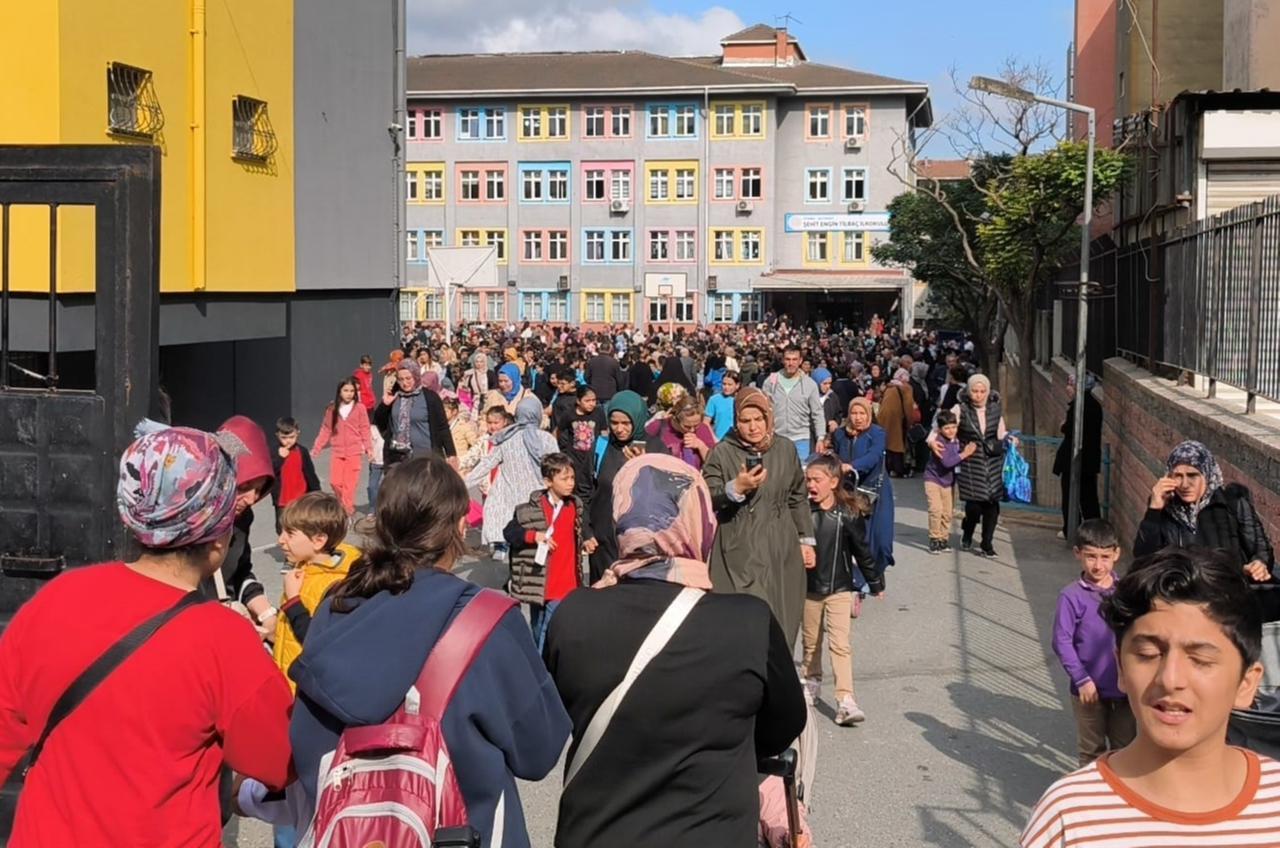 Parents gather to pick up their children from schools following a 5.0-magnitude earthquake in Istanbul, Türkiye, October 2, 2025. (AA Photo)