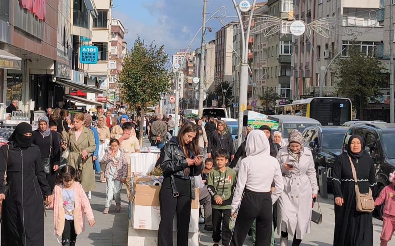 People gather outside shops and make phone calls after an earthquake was felt in Istanbul, Türkiye, October 2, 2025. (AA Photo)