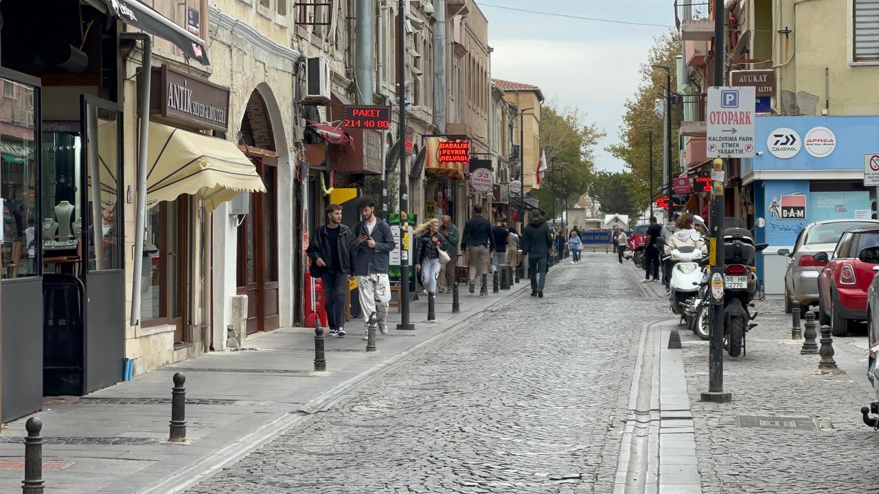 People seen on a street in Canakkale after the Tekirdag earthquake was felt across the city, Türkiye, October 2, 2025. (IHA Photo)