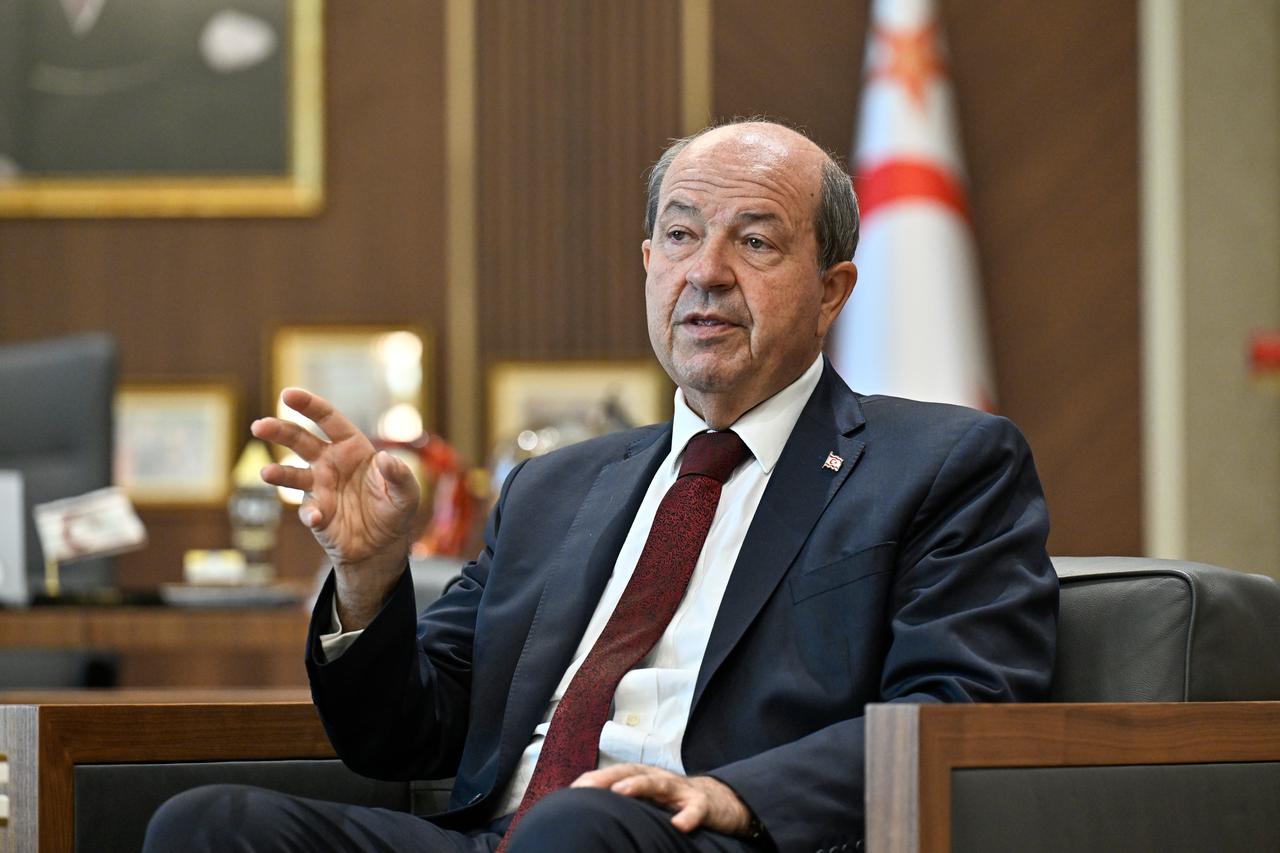 Türkiye Kuzey Kıbrıs Cumhuriyeti (TRNC) Başkanı Ersin Tatar 2 Ekim 2025'te TRNC Başkanlık Kompleksi'nde basına konuşuyor. (AA fotoğrafı)