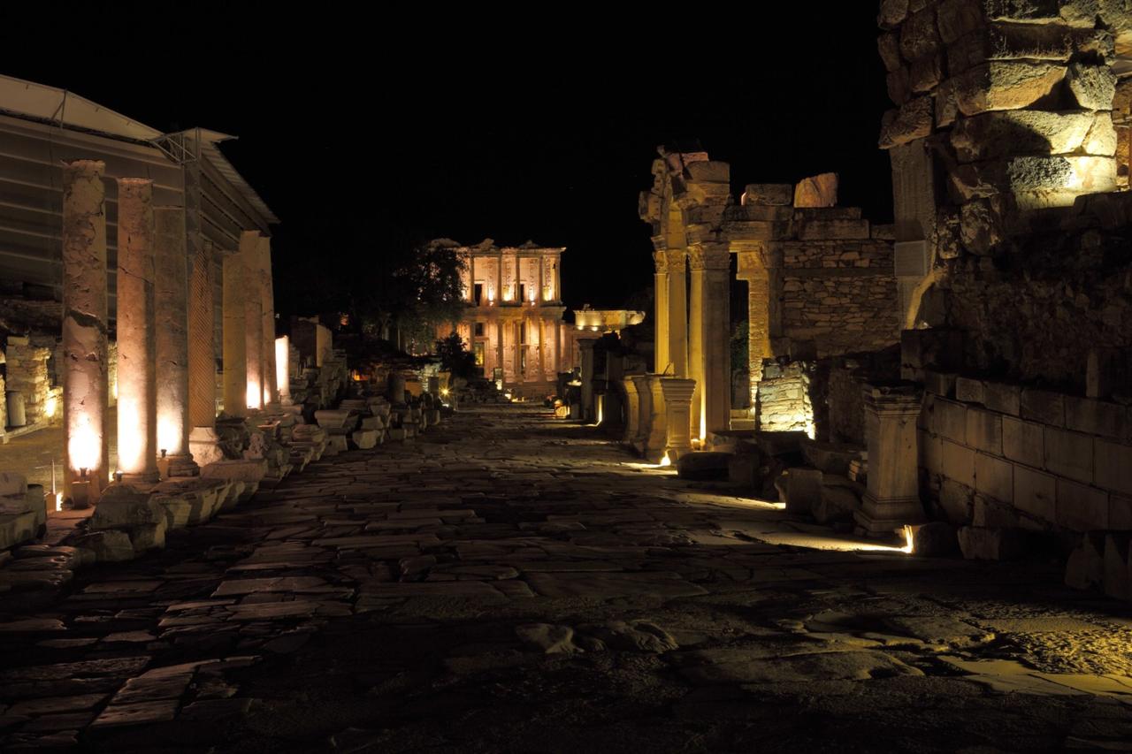 A view down Curetes Street toward the Library of Celsus during nighttime museum visits in Ephesus, Izmir, Türkiye, October 2, 2025. (AA Photo)