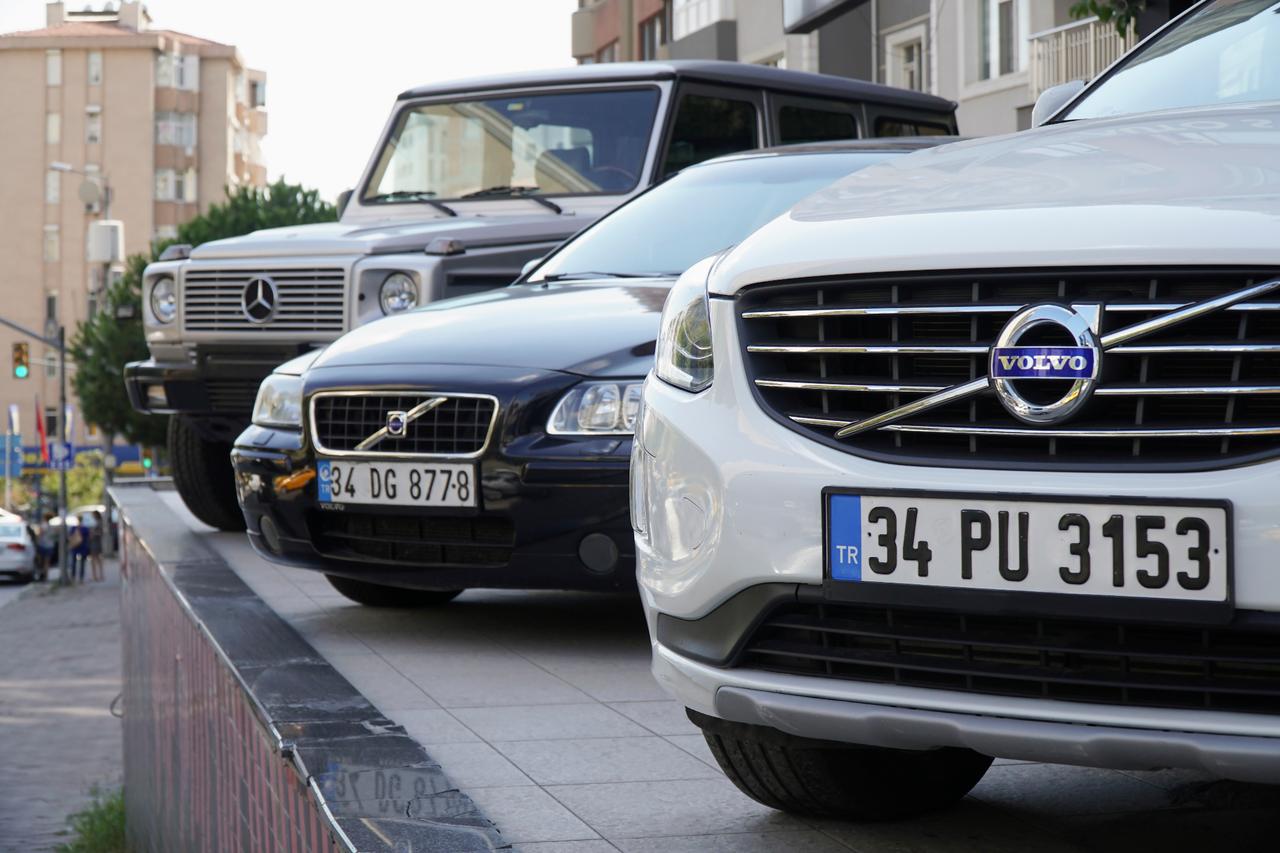Two Volvos and a Mercedes-Benz G 63 are on sale as second-hand at an outdoor market in Istanbul, Türkiye, August 20, 2017. (Adobe Stock Photo)