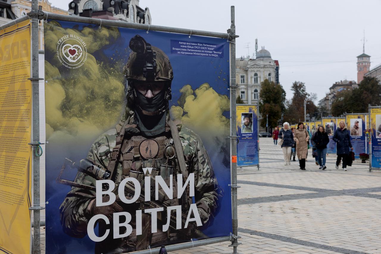 Pedestrians walk past stands dedicated to fallen soldiers on the Walk of Heroes,  Warriors of Light  at St. Sophia Square on Defenders Day of Ukraine in Kyiv, Oct. 1, 2025. (AFP Photo)