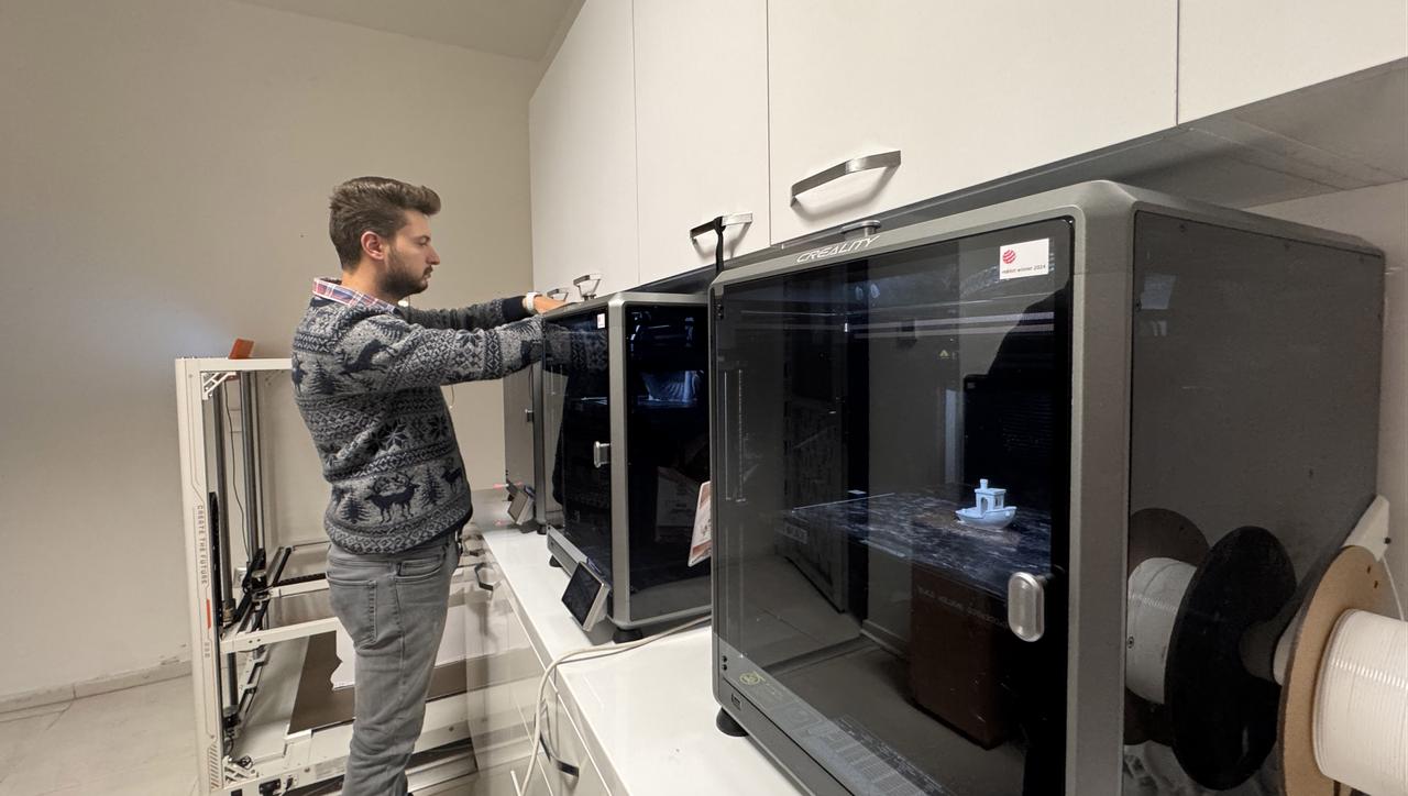A researcher operates advanced 3D printers used to recreate missing fossil parts at the Kayseri Science Center. (AA Photo)