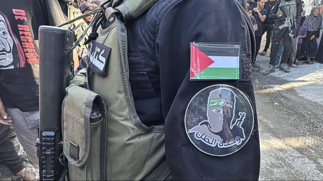 Hamas’s “Shadow” unit was seen handing over hostages to the Red Cross in Gaza. Oct 13, 2025 .(Photo via X / @@trhaber_com)