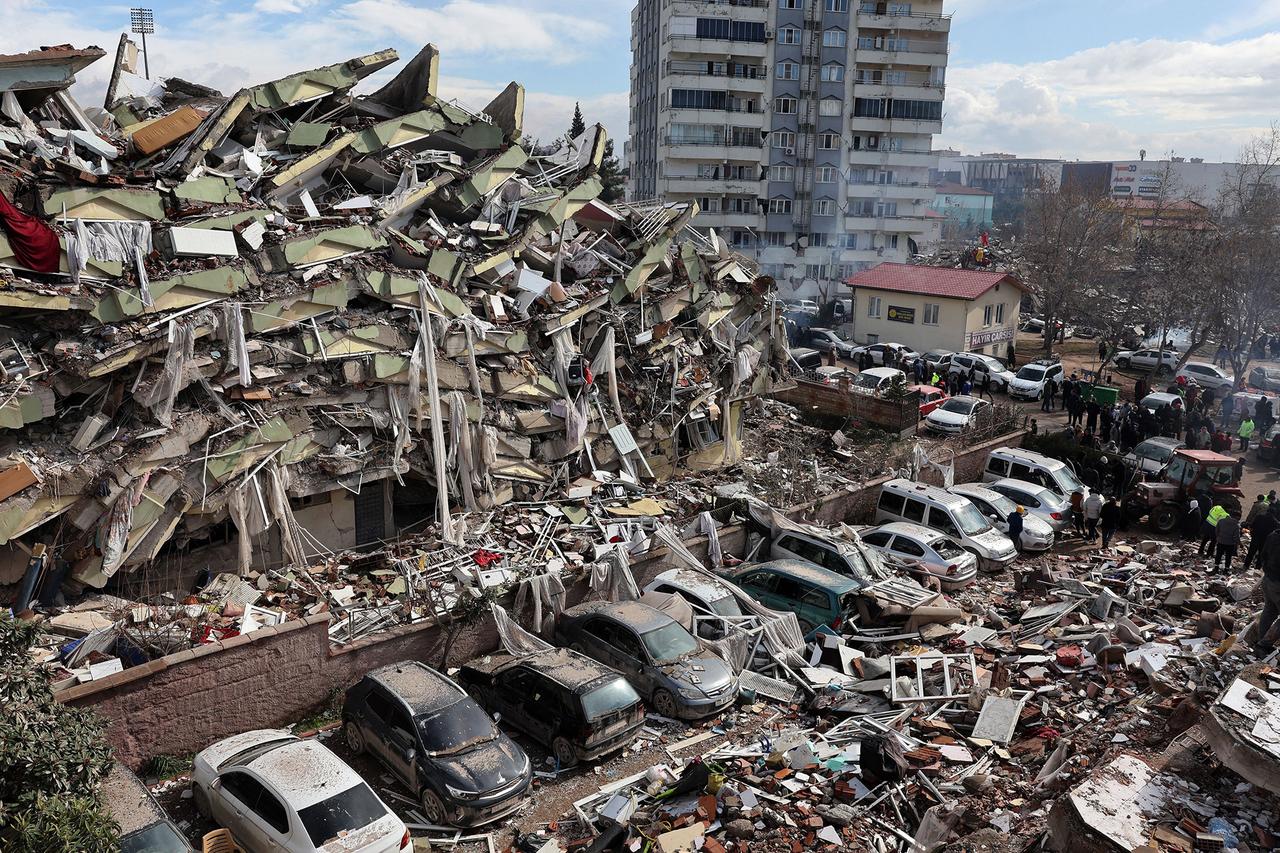 Rescuers and civilians look for survivors under the rubble of collapsed buildings in Kahramanmaras, day after a 7.8-magnitude earthquake struck the country's southeast, Feb. 7, 2023. (AFP Photo)