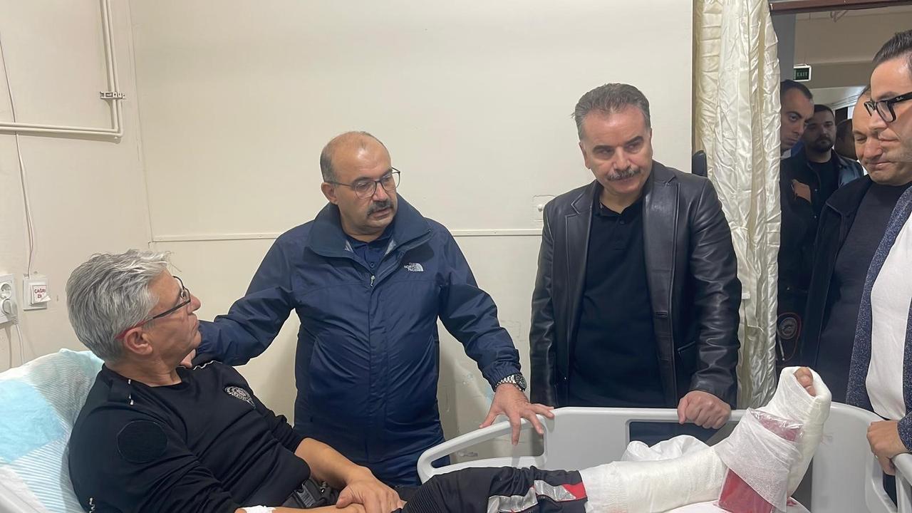 Officials visit one of the injured police officers receiving treatment after the Edremit shootout. (IHA Photo)