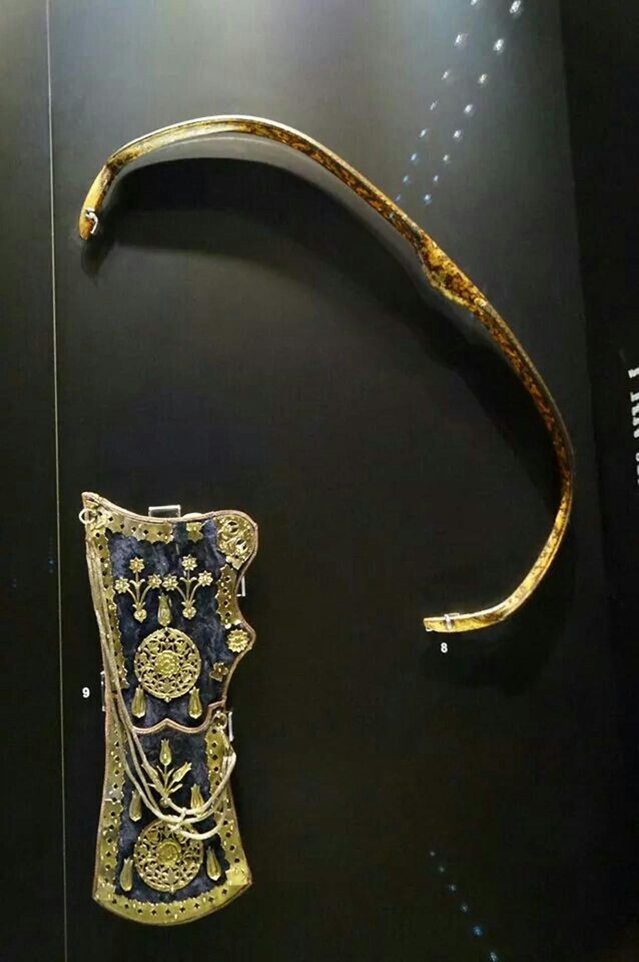 A 17th-century Ottoman bow and quiver on display, richly adorned with gold embroidery and lacquer, exemplifying the craftsmanship and ceremonial artistry of the empire’s elite archers. (Photo via Pinterest)