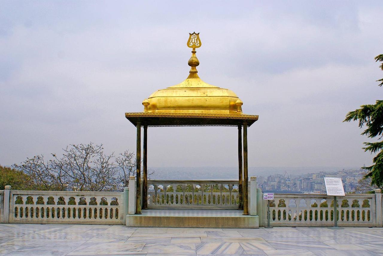 The gilded Iftar Kiosk at Topkapi Palace, built in 1640 during Sultan Ibrahim I’s reign─overlooking the Golden Horn, it served as the sultan’s elegant spot to break his fast during Ramadan evenings. (Photo via Topkapi Palace Museum)