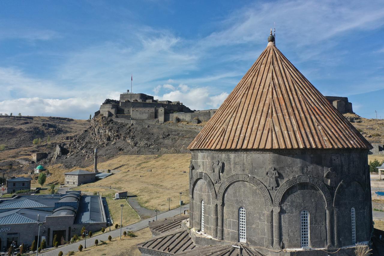 Kumbet Mosque and Kars Castle, two of the city’s most recognizable landmarks, seen under clear autumn skies. (AA Photo)