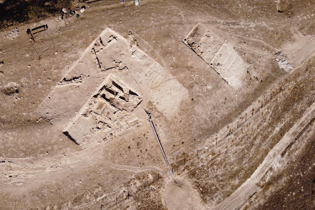 Burned house from 4,500 years ago, 2,300-year-old fort emerge in Türkiye's Denizli Image