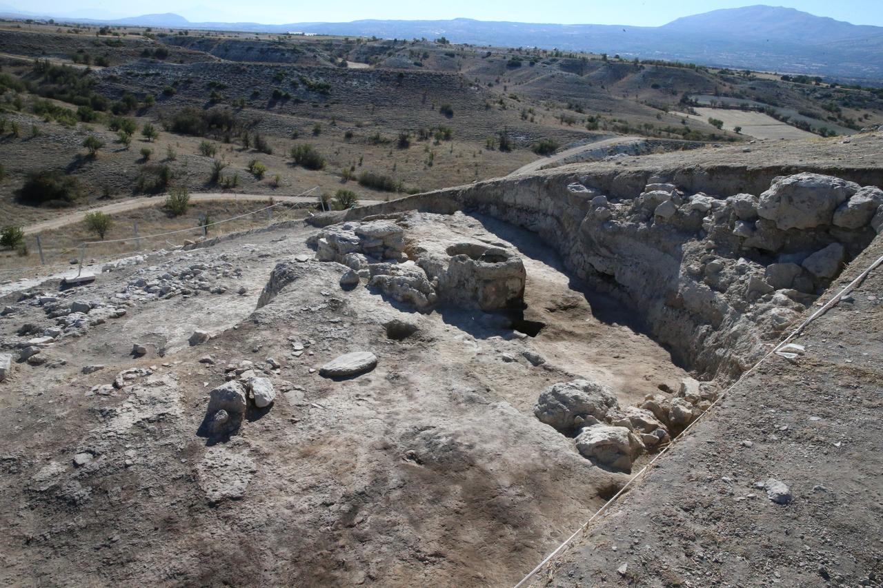 Denizli'nin Aşağıseyit Höyük'te 4.500 yıllık yanmış evin ortaya çıkarıldığı kazı alanı, 21 Ekim 2025. (AA Fotoğraf)