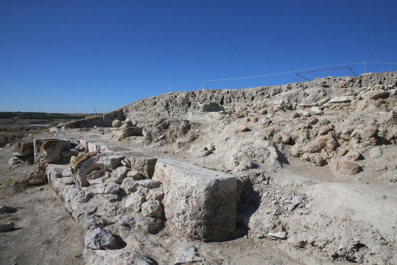 Denizli Aşağıseyit Höyük'te ortaya çıkarılan 2.300 yıllık Helenistik sur duvarlarının taş duvarları, 21 Ekim 2025. (AA Fotoğraf)