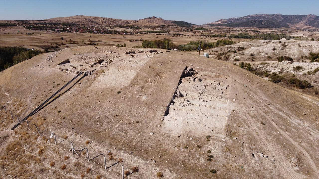 Denizli Aşağıseyit Höyük'teki höyük ve kazı açmalarının havadan görünümü, 21 Ekim 2025. (AA Fotoğraf)