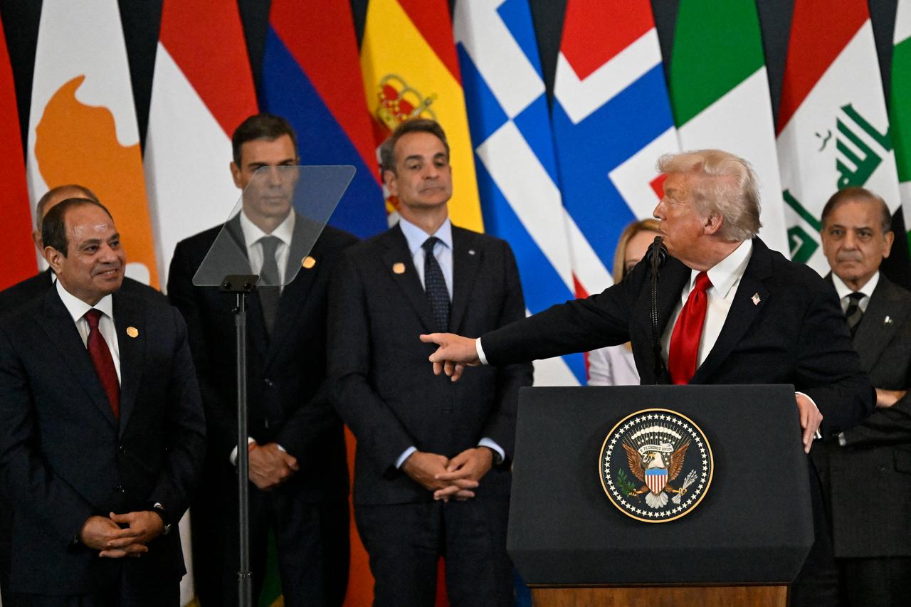 U.S. President Donald Trump points to Egypt's President Abdel Fattah al-Sisi as he delivers a statement during a summit on Gaza in Sharm el-Sheikh on October 13, 2025. (AFP Photo)