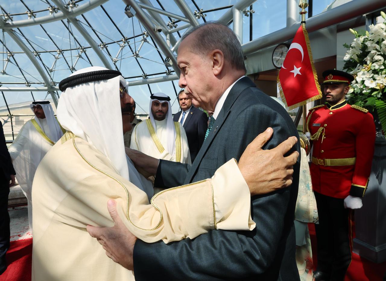 Emir of Kuwait, Mishal Al-Ahmad Al-Jaber Al-Sabah (L) welcomes Turkish President Recep Tayyip Erdogan (R) with an official ceremony in Kuwait City, Kuwait on Oct. 21, 2025. (Turkish Presidency / AA Photo)