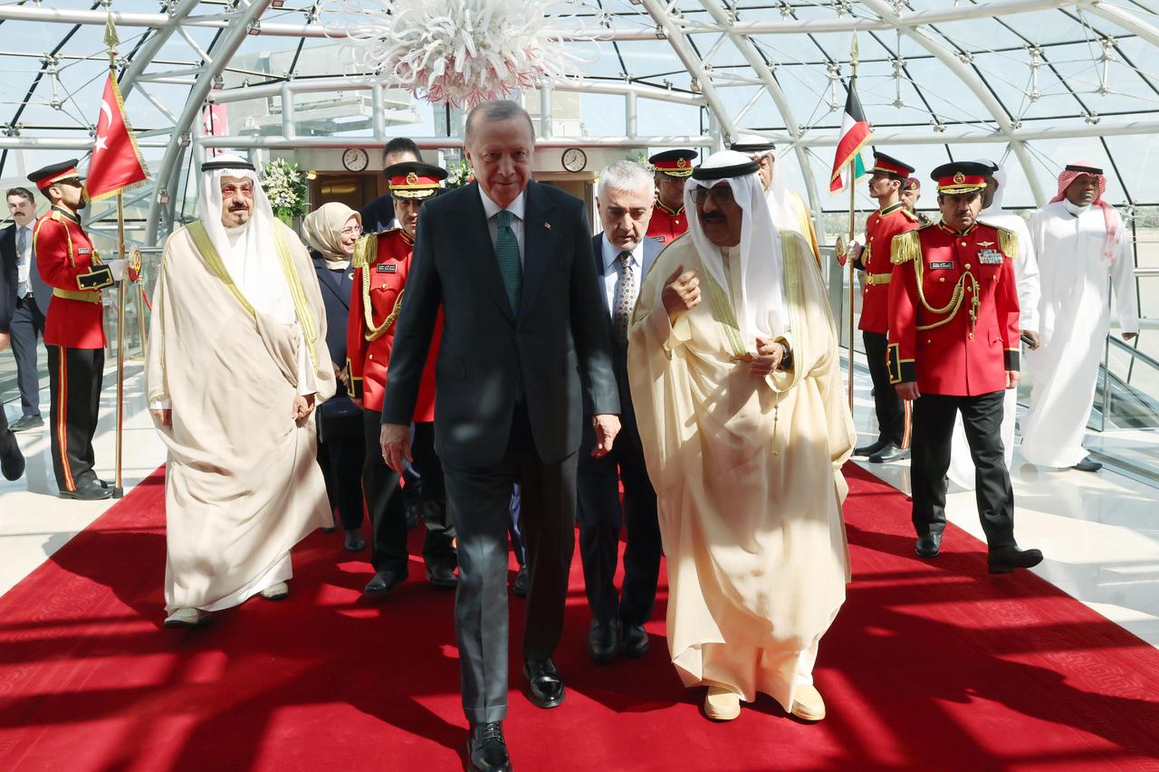 Erdogan stresses Gaza ceasefire, stronger Gulf ties on Kuwait stop