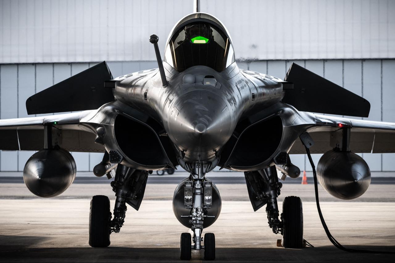 A French rafale fighter jet pilot sits in his aircraft prior to taking off for a daily NATO border watch mission sortie over Poland at the Mont-de-Marsan airbase, southwestern France, on March 1, 2022. (AFP Photo)