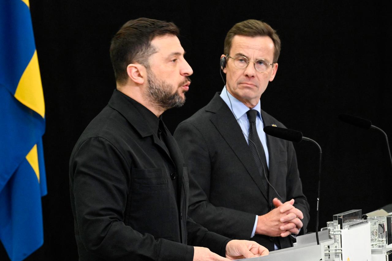 Swedish Prime Minister Ulf Kristersson (R) and Ukrainian President Volodymyr Zelenskyy give a joint press conference in Linköping, Sweden, on October 22, 2025. (AFP Photo)