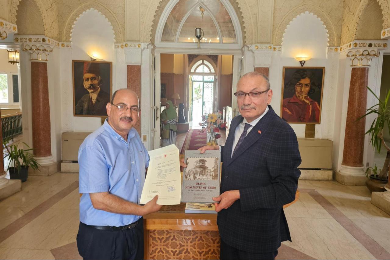 Türkiye’s Ambassador to Cairo, Salih Mutlu Sen (right), visited the Greater Cairo Library in the capital and donated a large number of books, August 12, 2025, ( AA Photo )