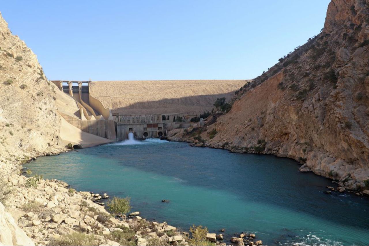 A picture taken on October 26, 2021, shows the Darbandikhan Dam after the water level has fallen by 7.5 metres in one year, in northeastern Iraq. (AFP Photo)