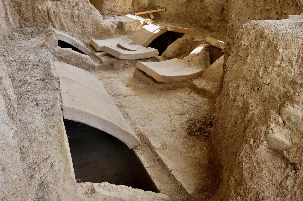 Hisardere nekropolünde ortaya çıkarılan pişmiş toprak çatılı aile mezarları, Roma dönemi İznik'in çoklu gömme geleneğini gözler önüne seriyor, Bursa, Türkiye, 22 Ekim 2025. (AA Fotoğraf)