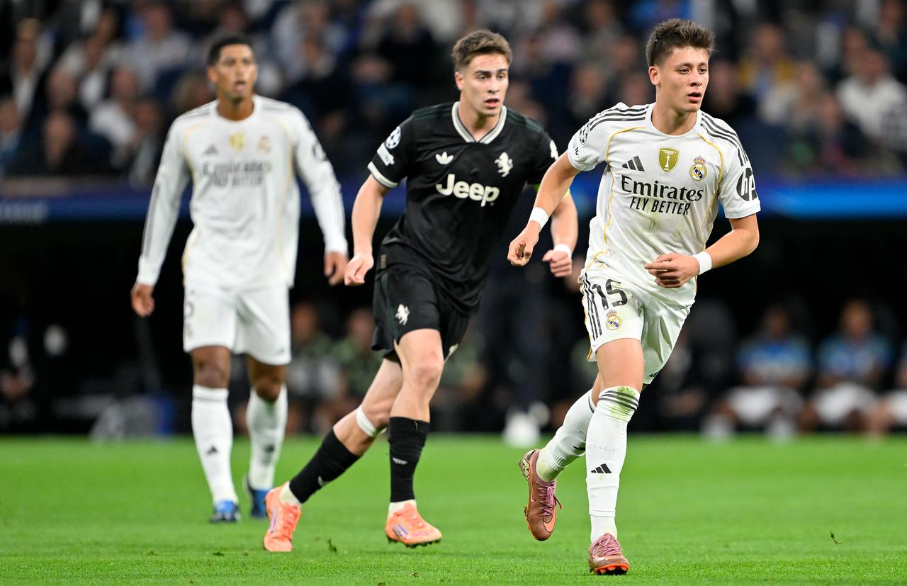 Juventuslu Kenan Yıldız (sağda), İspanya'nın Madrid kentindeki Santiago Bernabeu Stadyumu'nda Real Madrid ile Juventus arasında oynanan UEFA Şampiyonlar Ligi 3. Hafta maçında Real Madridli Arda Güler (sağda) ile karşı karşıya geliyor, 22 Ekim 2025. (AA Fotoğrafı)