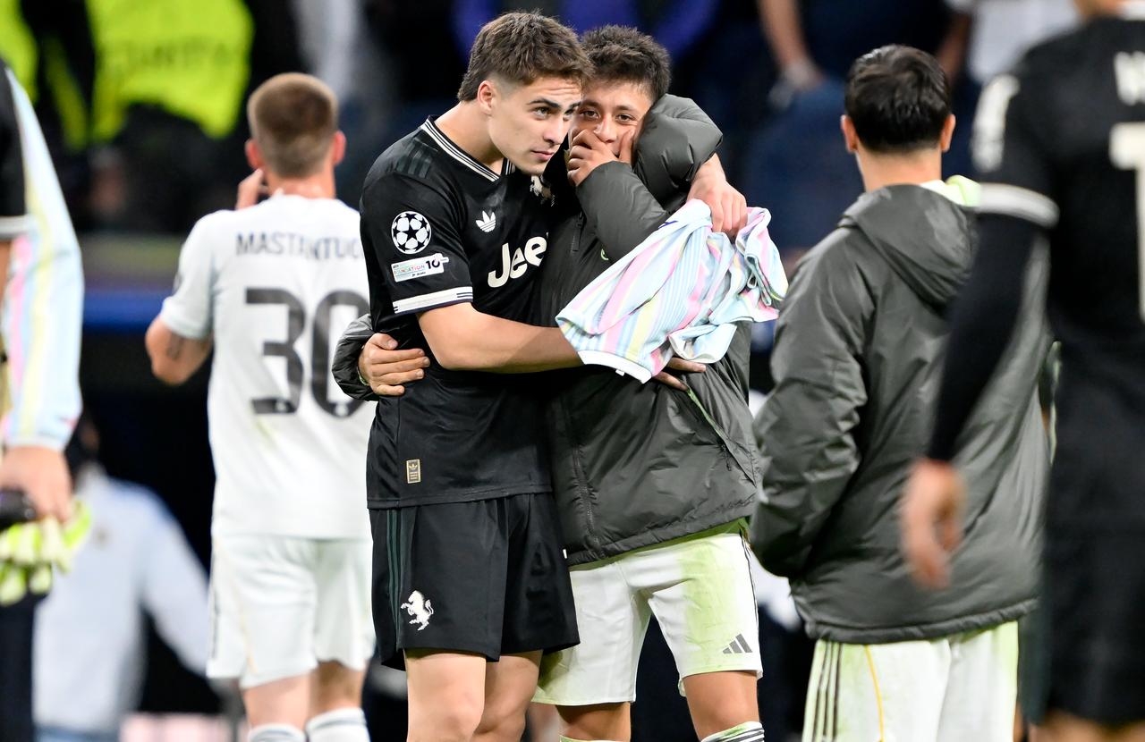 Real Madrid'den Arda Güler (sağda), İspanya'nın Madrid kentindeki Santiago Bernabeu Stadı'nda Real Madrid ile Juventus arasında oynanan UEFA Şampiyonlar Ligi 3. Hafta karşılaşmasının sonunda Juventus'tan Kenan Yıldız (solda) ile konuşuyor, 22 Ekim 2025. (AA Fotoğraf)