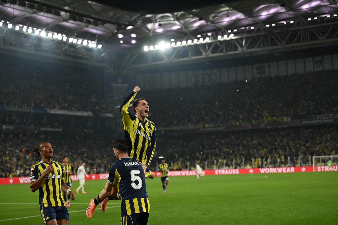 Fenerbahce's Turkish forward #09 Kerem Akturkoglu (R) celebrates with teammates after scoring his team's first goal during UEFA Europa League 1st round day 3 match between Fenerbahce and Stuttgart in Istanbul, Oct. 23, 2025. (AFP Photo)