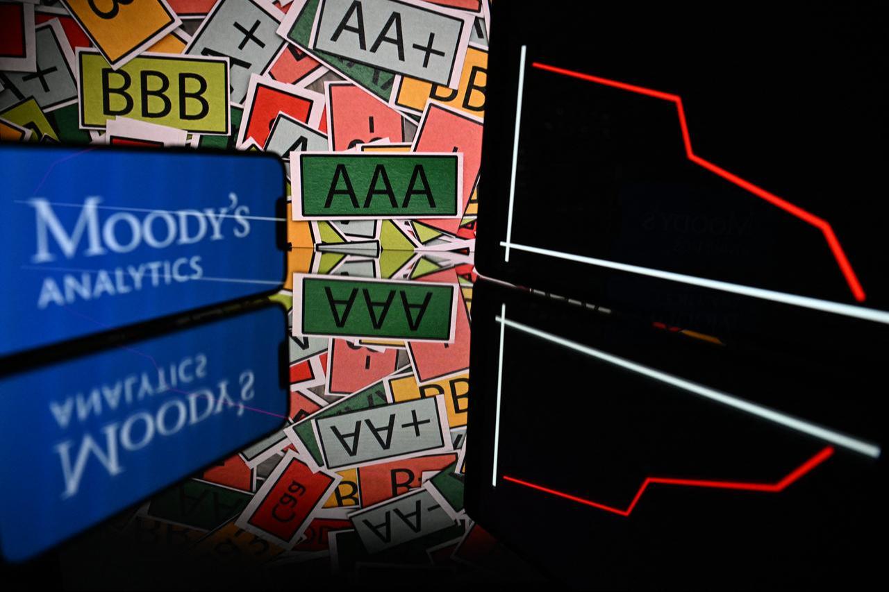 Screens displaying signs of the ratings used by rating agencies, a decreasing curve and The Moody's rating agency logo in Toulouse, October 14, 2025 (AFP Photo)