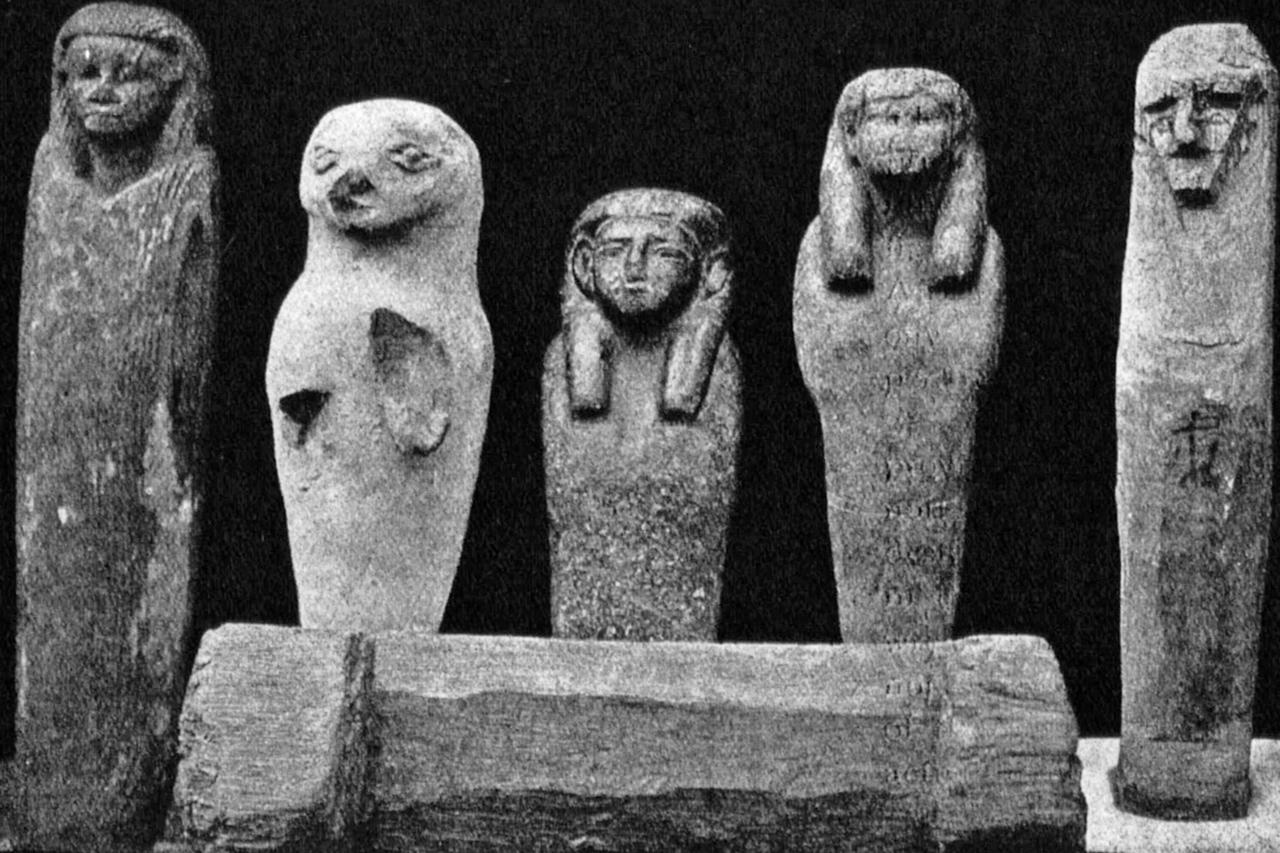 Ushabti figurines from Egypt’s 12th and 17th Dynasties, published by Petrie in 1916. The figurine on the right corresponds to shabti UC 40196. (Photo via the Petrie Museum of Egyptian and Sudanese Archaeology)