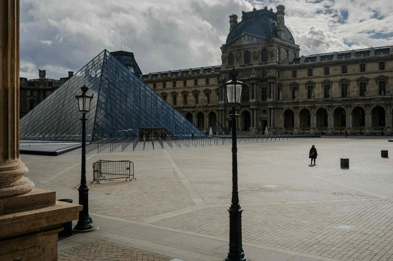 The Louvre pyramid courtyard is seen almost completely empty following the announcement that the museum will remain closed for a second day after thieves stole priceless jewels from the museum a day earlier, Paris, France, Oct. 20, 2025. (AFP Photo)