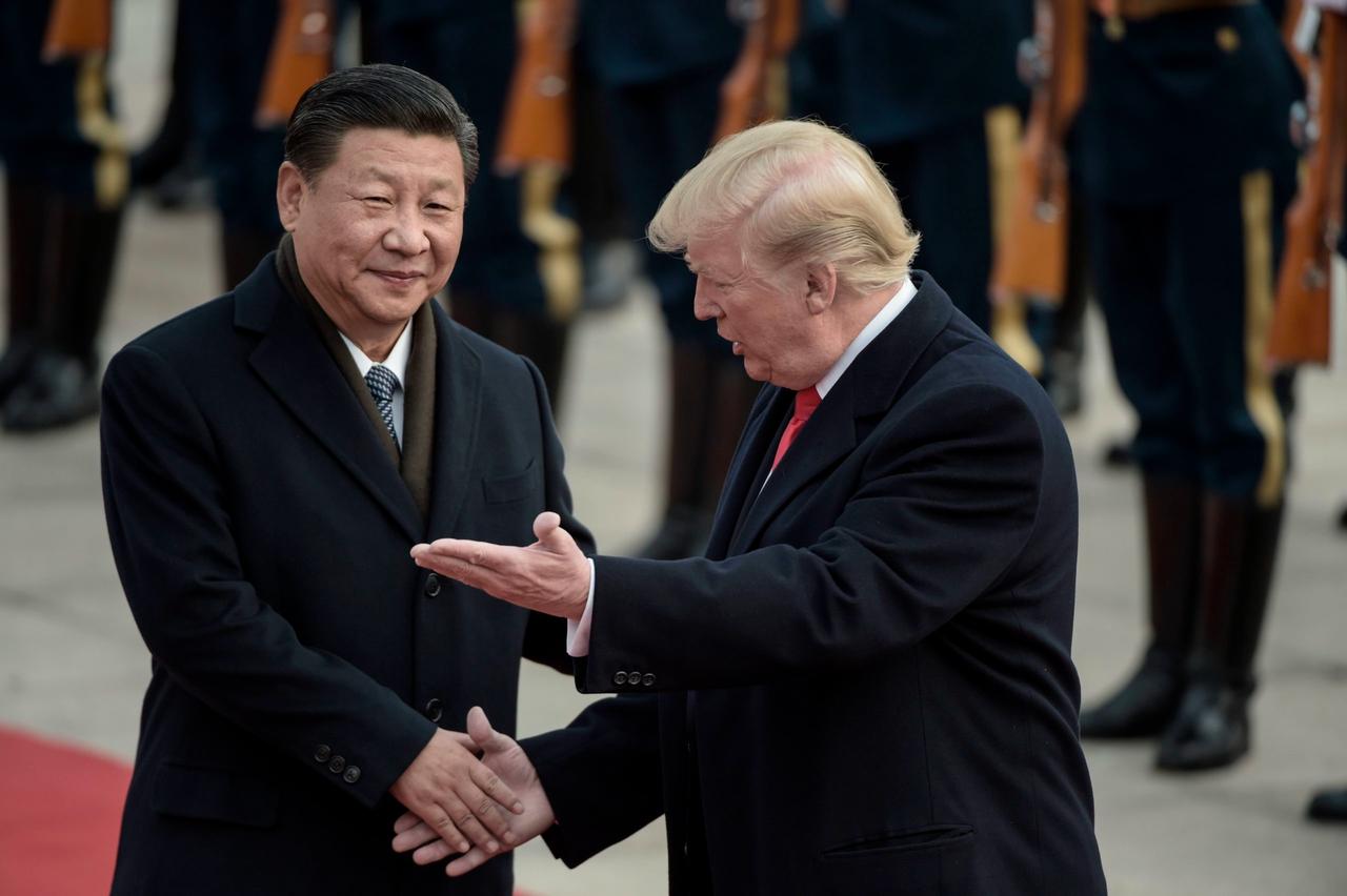 China's President Xi Jinping (L) and US President Donald Trump attend a welcome ceremony at the Great Hall of the People in Beijing on November 9, 2017. (AFP Photo)