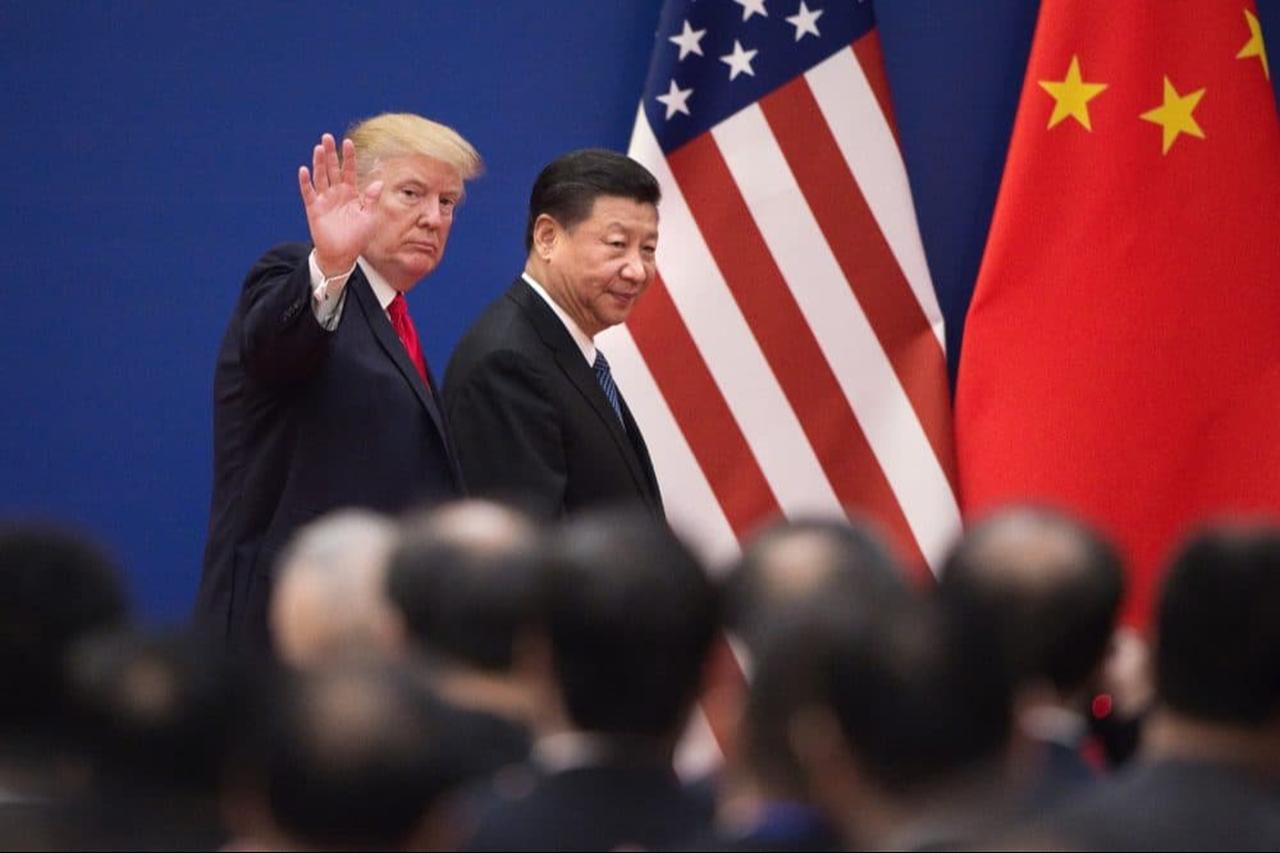 US President Donald Trump (L) and China's President Xi Jinping leave a business leaders event at the Great Hall of the People in Beijing, November 9, 2017. (AFP Photo)