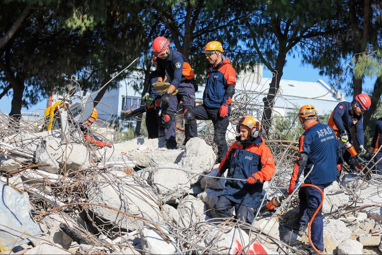 AFAD personnel are working during a drill held in Manisa as part of the Turkish Disaster Response Plan to prepare for a potential major earthquake. (AA Photo)