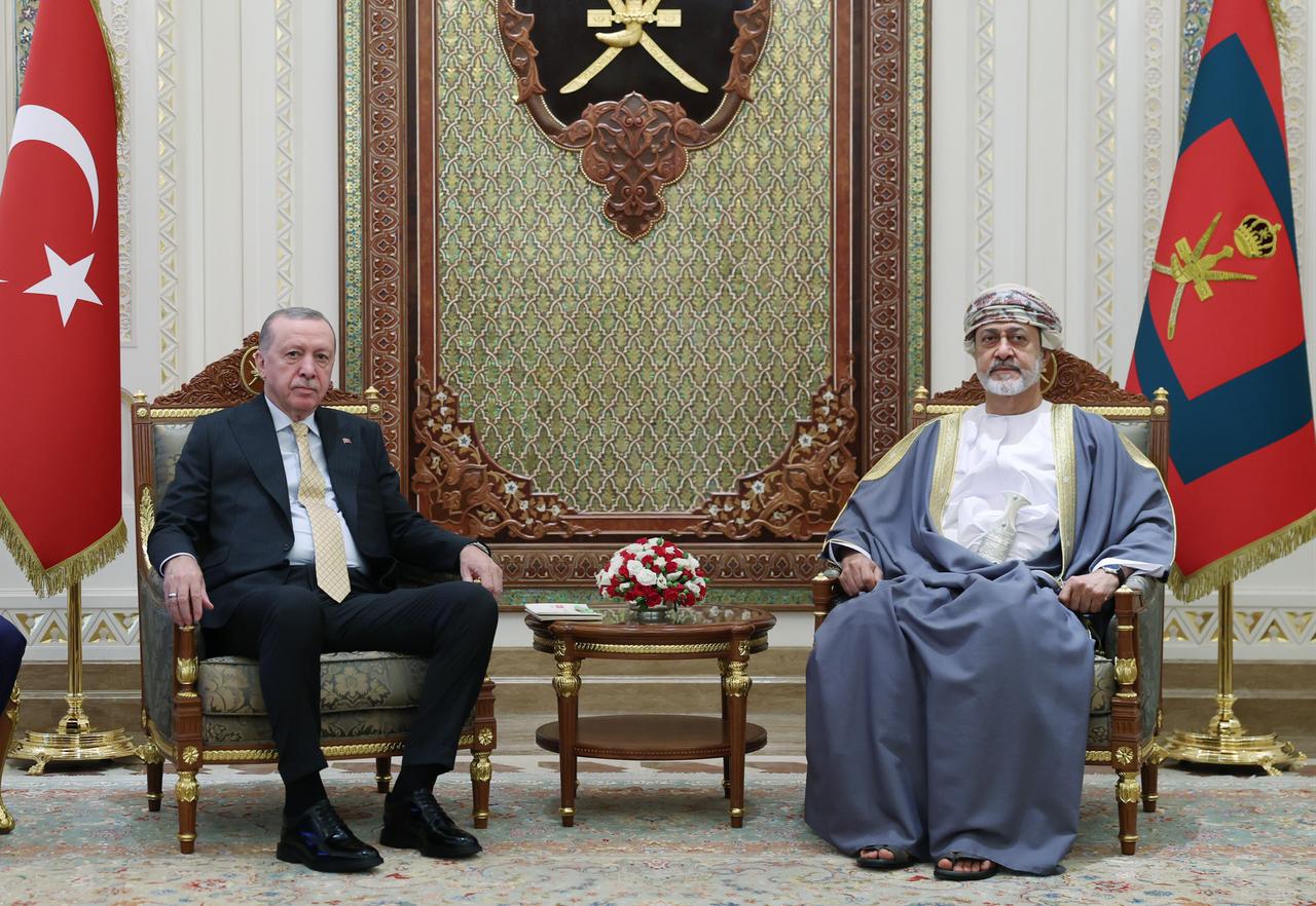 Turkish President Recep Tayyip Erdogan (L) meets with Sultan Haitham bin Tariq (R) of Oman at Al Alam Palace in Muscat, Oman, on Oct. 23, 2025. (Turkish Presidency / AA Photo)