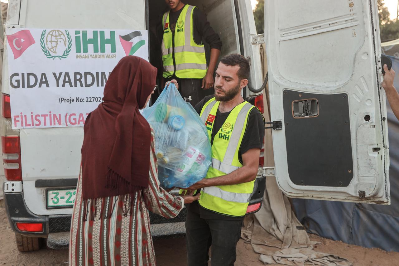 Displaced Palestinians receive humanitarian aid, distributed by a Turkish NGO in Deir al-Balah, Gaza, October 17, 2025. (AA Photo)
