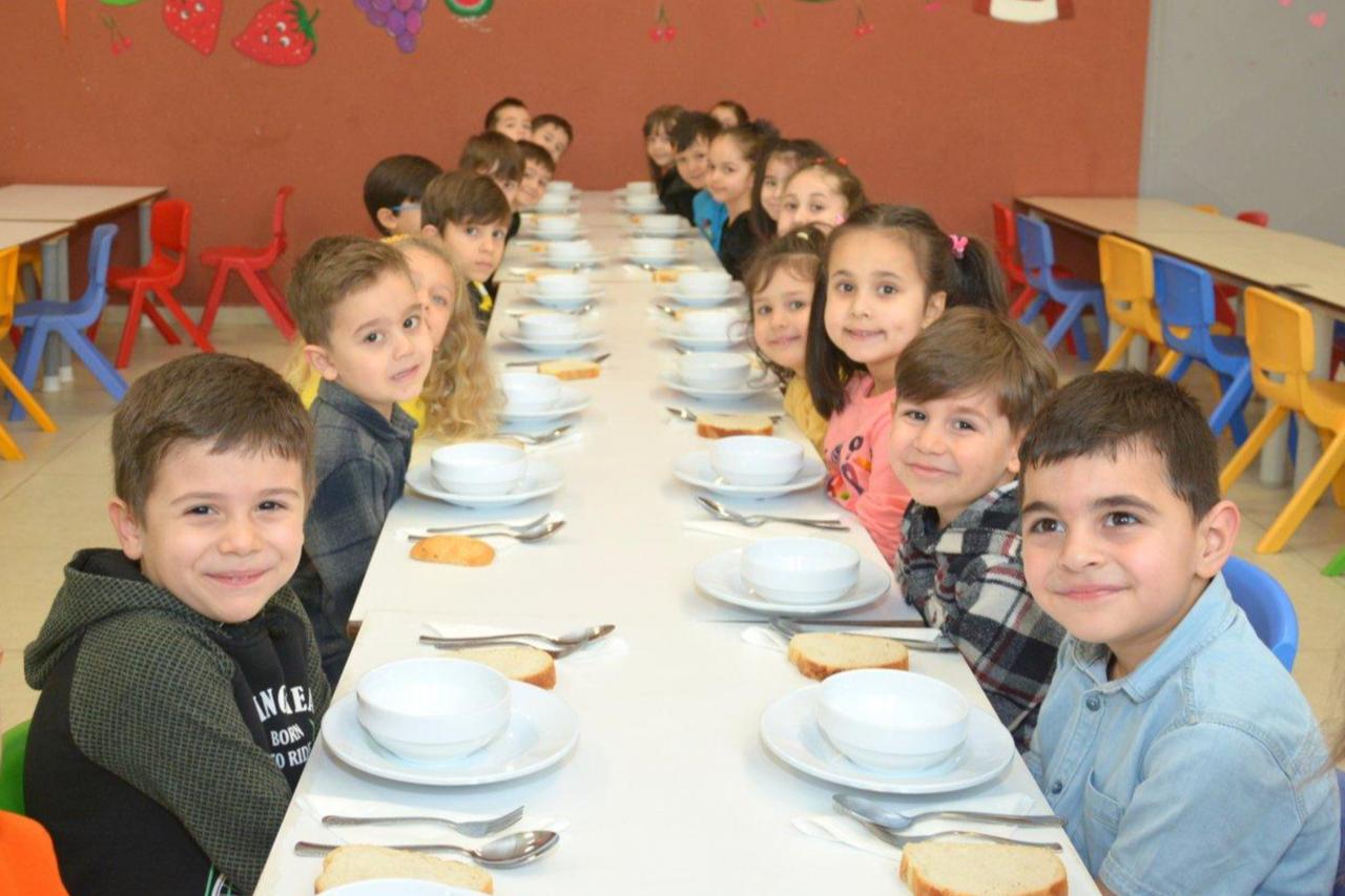 Children having lunch at a kindergarten. (Photo courtesy of the Ministry of National Education)