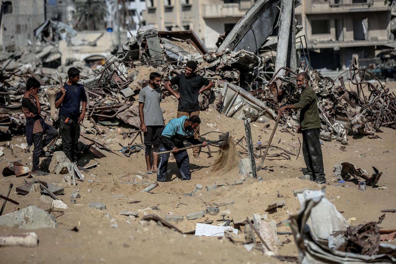 Bodies of Palestinians killed during Israel’s two-year-long attacks on the Gaza Strip and buried in temporary graves around Al-Shifa Hospital in Gaza City are being exhumed and reburied in family cemeteries on Oct. 24, 2025. (AA Photo)