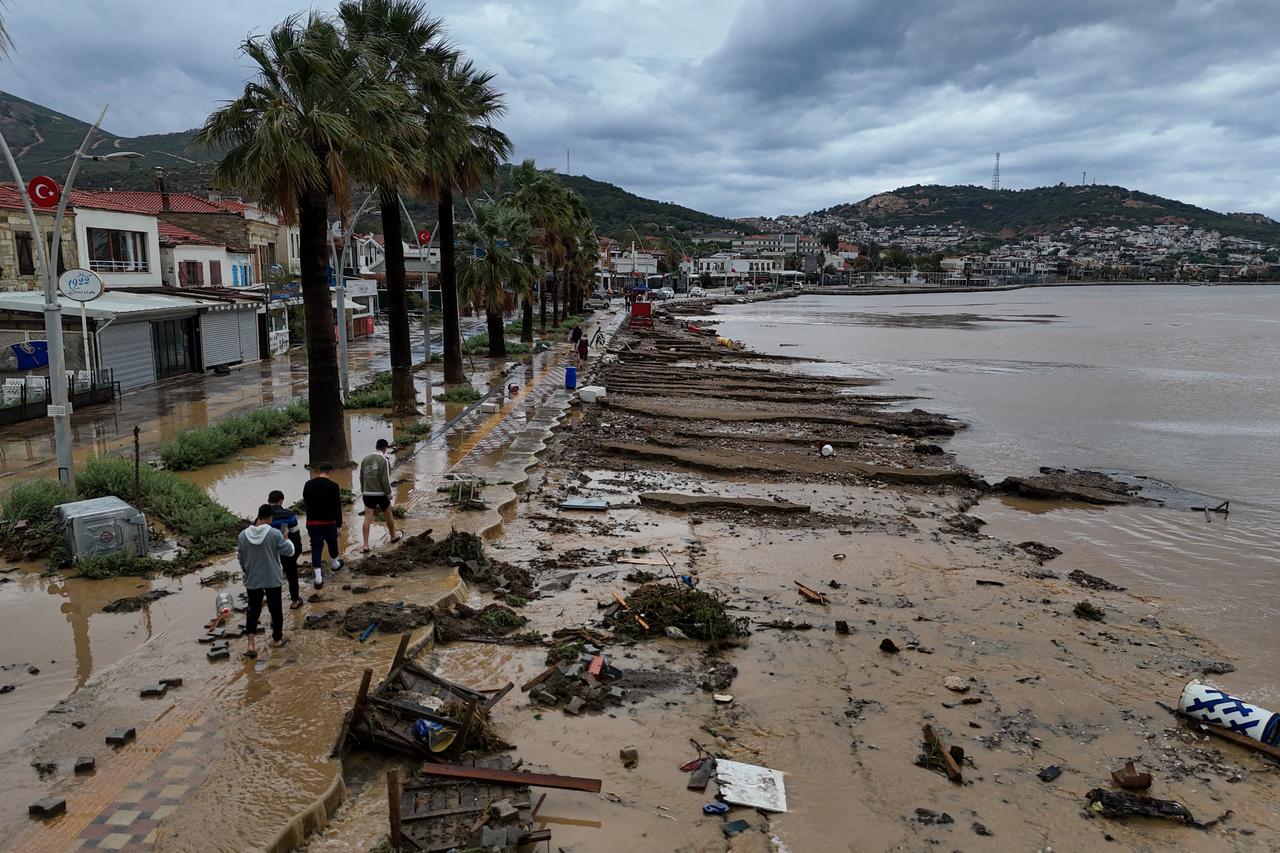 After heavy rains flood Izmir's Foca, AFAD searches for missing resident