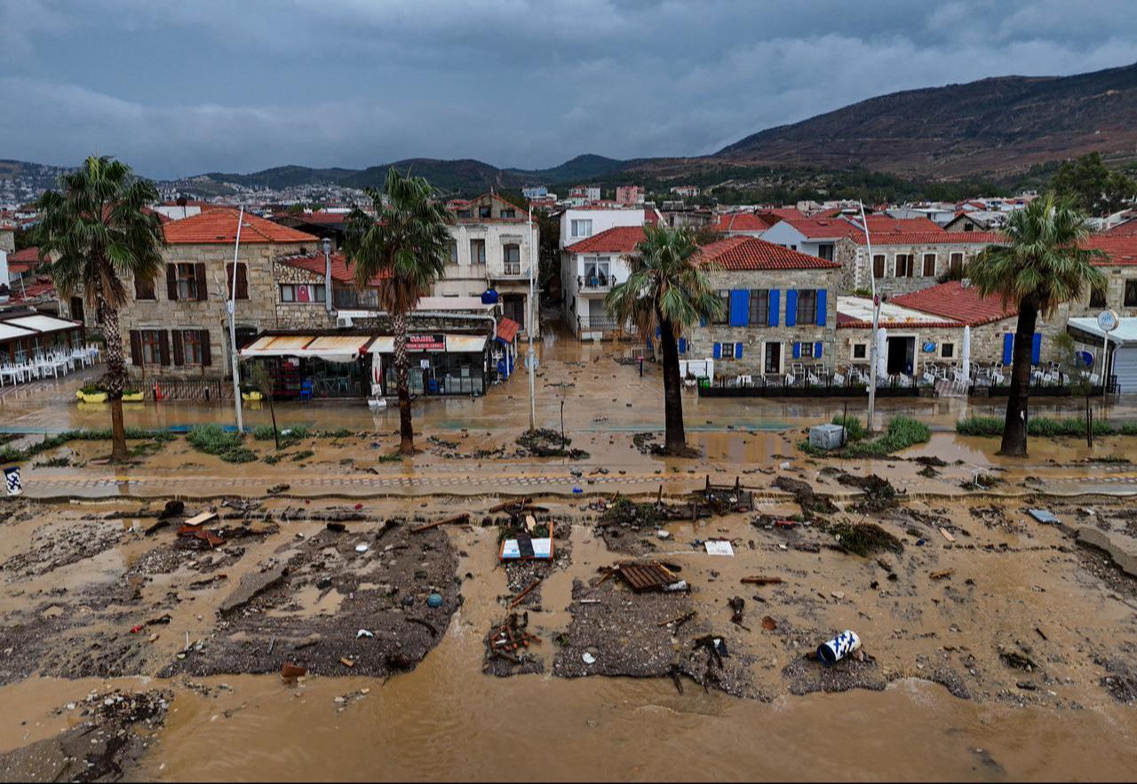 İzmir'in Foça ilçesinde şiddetli yağış nedeniyle dere taştı, birçok cadde ve sokak sular altında kaldı, Türkiye, 23 Ekim 2025. (AA Fotoğraf)