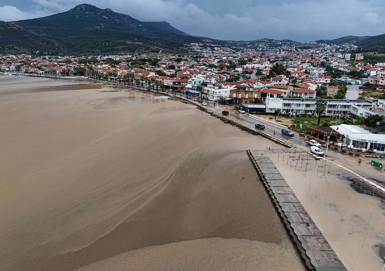 İzmir'in Foça ilçesinde bir derenin taşmasına neden olan ve birçok cadde ve caddeyi su altında bırakan şiddetli yağışın havadan görünümü, Türkiye, 23 Ekim 2025. (AA Fotoğraf)
