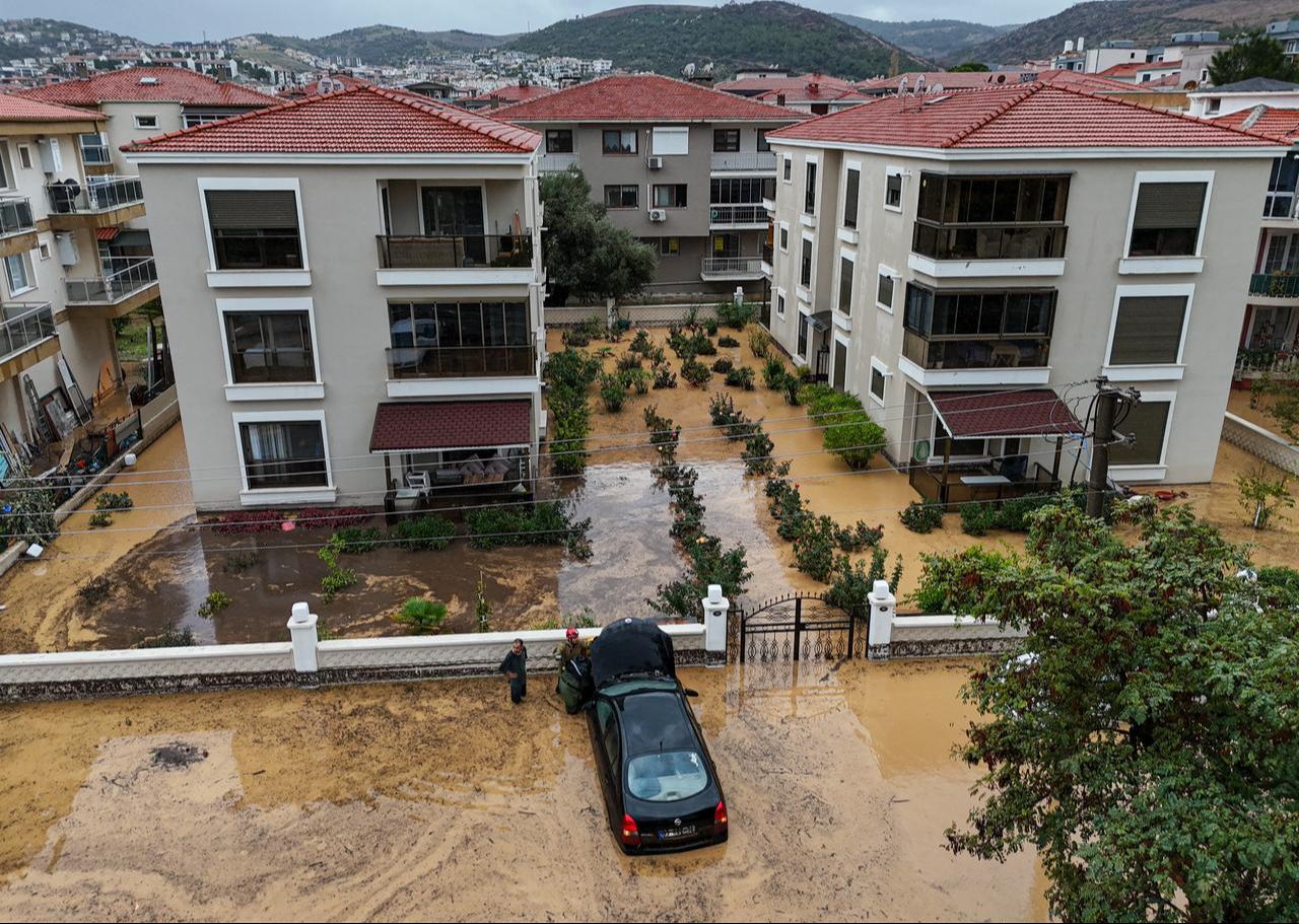 İzmir'in Foça ilçesinde sağanak yağış sonrası derenin taşmasına neden olan sağanak yağış sonrası cadde ve sokakları sular altında bırakan cadde ve sokakların havadan görüntüsü, Türkiye, 23 Ekim 2025. (AA Fotoğraf)