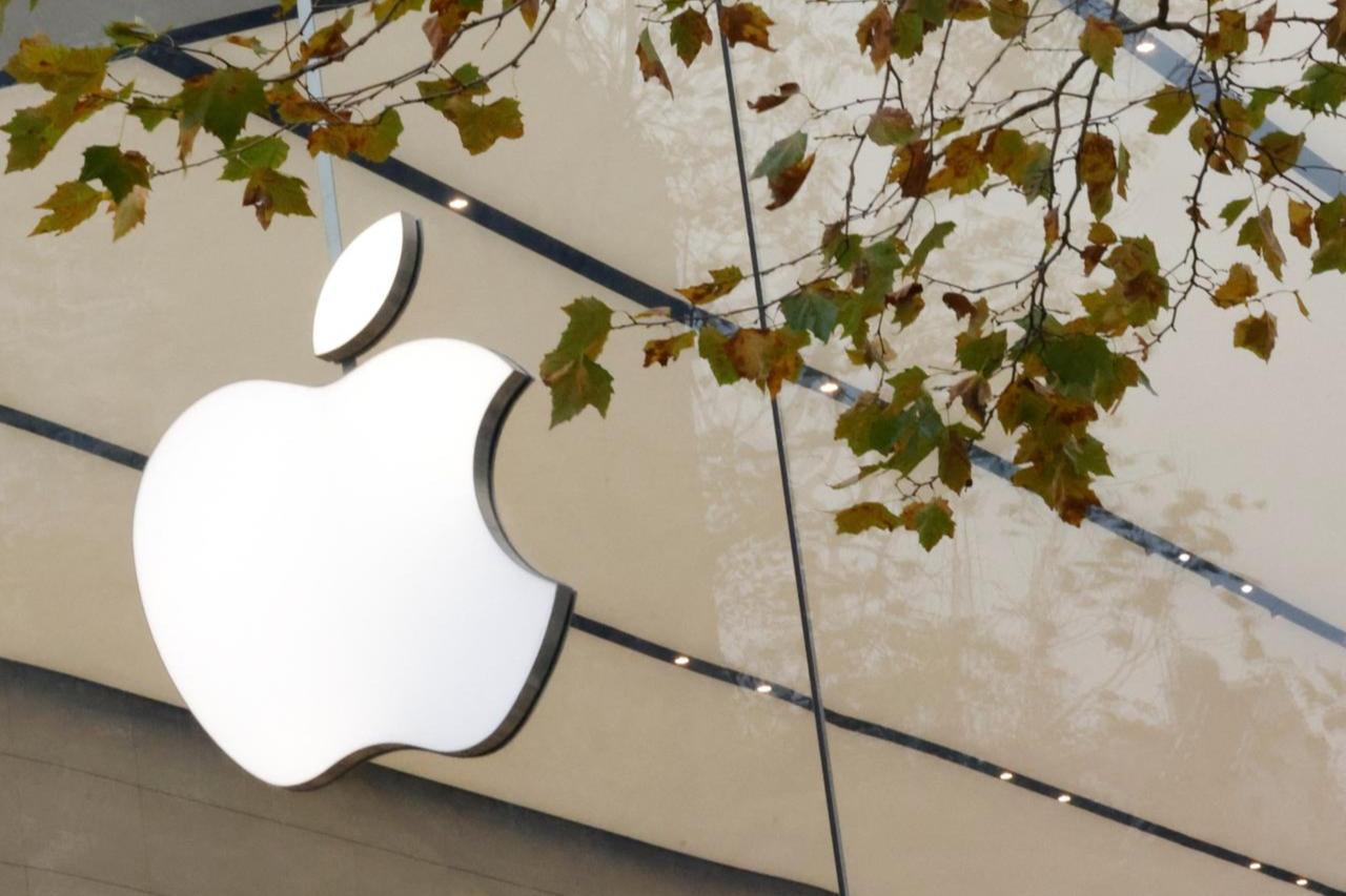 The Apple Inc logo is seen at the entrance to the Apple store in Brussels, Belgium November 28, 2022. (Reuters Photo)